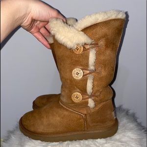 Uggs Bailey button triplet ll boot chestnut